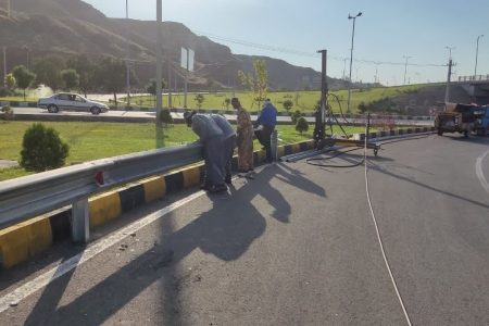 عملیات نصب گاردریل در مسیر کمربندی شهید سلیمانی و تقاطع غیرهمسطح آیت اله خویی