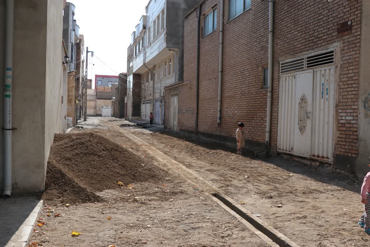 استمرار عملیات زیرسازی و آماده سازی کوچه های نوری و رحمتی منتهی به خیابان عسگرزاده
